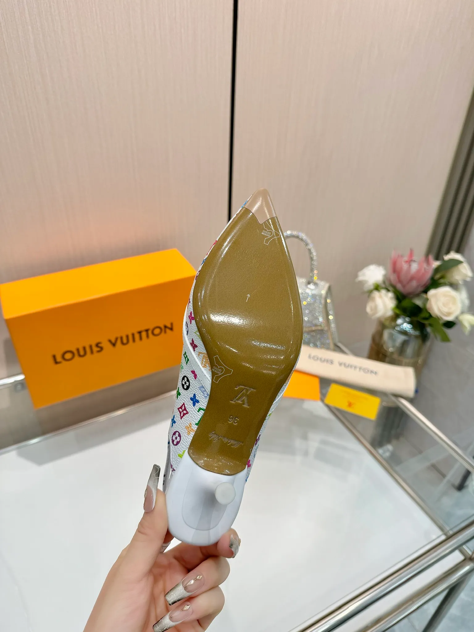 👟👟Ex-factory price 640👟👟Purchase level], Louis Vuitton 2025 official website early spring series! Perfect last shape, new pointed toe🆕, the official website is updated simultaneously. The small pointed toe is matched with a hollow leather strip and a small square buckle to adjust the elasticity. LV hardware "logo" is embellished. It is full of details and a visual feast. 💯It is difficult to conceal the elegant temperament of LV. It is comfortable and easy to wear, and full of femininity. The new original reverse mold last has the ultimate 1:1 shape, exquisite workmanship, and imported high-end fabrics showing exquisite texture! Fabric: Imported lambskin, cow patent leather/Presbyopia/denim. High-quality soft sheepskin lining. Feet: imported goatskin, Italian genuine leather outsole. 5.5 lacquered heels. Number of yards: 34-41 (34.40, 41, customization is non-returnable and non-exchangeable)
